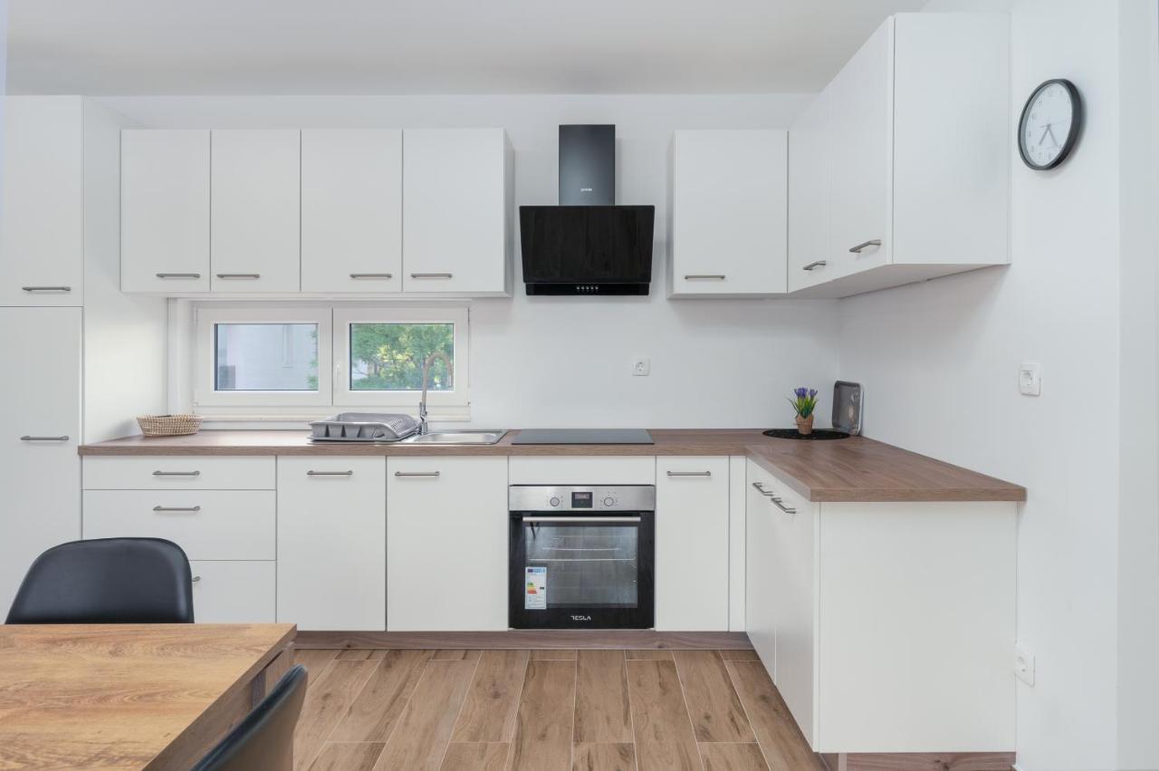 Number One Apartments Vir Exterior photo